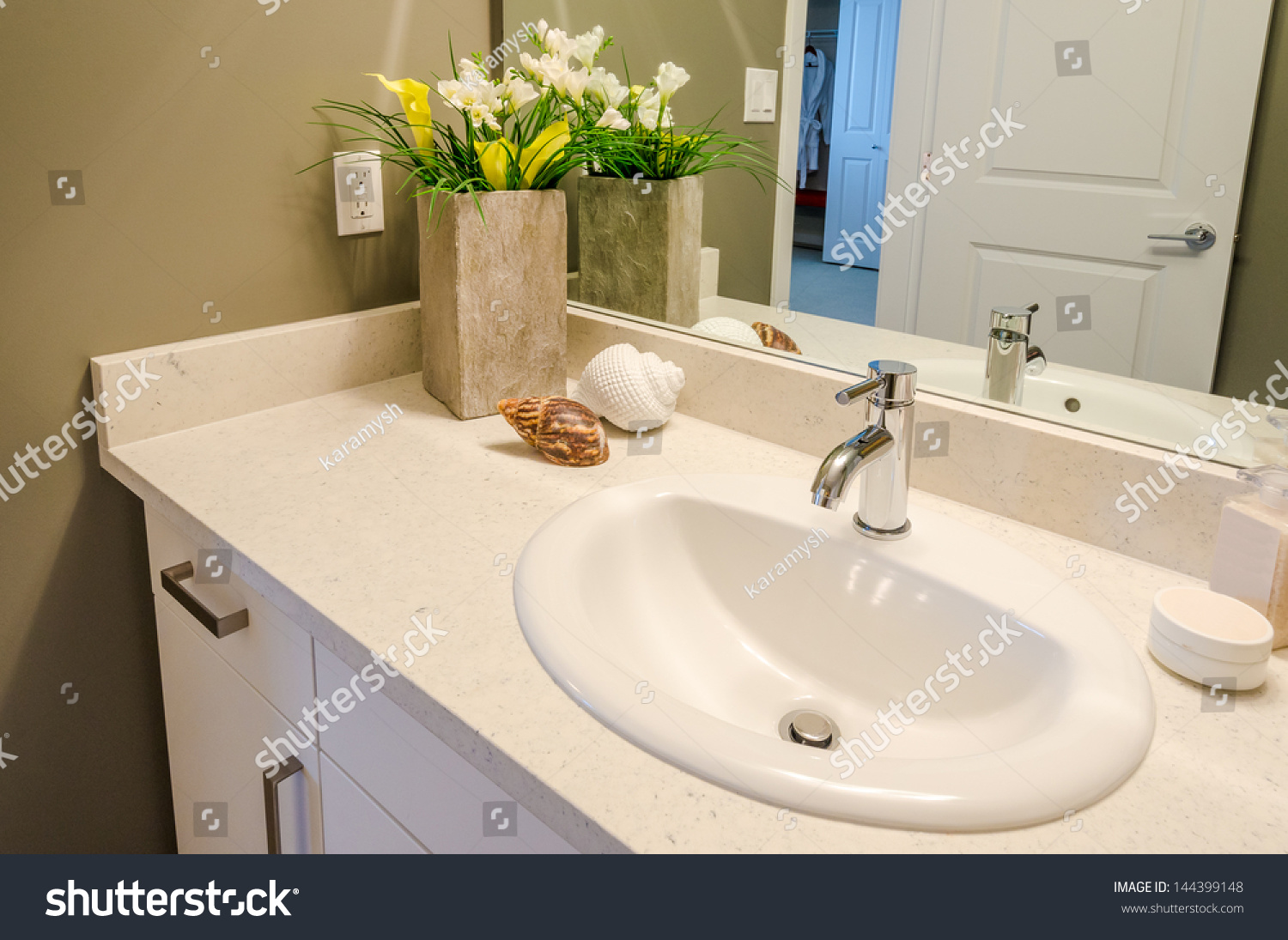 раковина встроенная в столешницу в ванной из камня