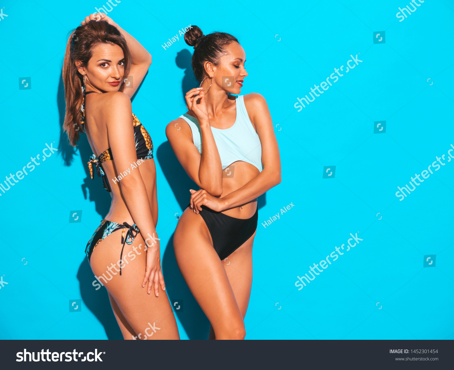 Две девушки в купальниках на фоне