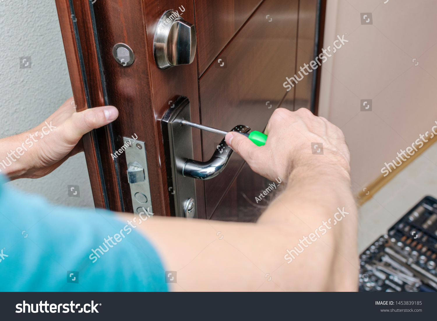 Починить дверной замок вызвать мастера