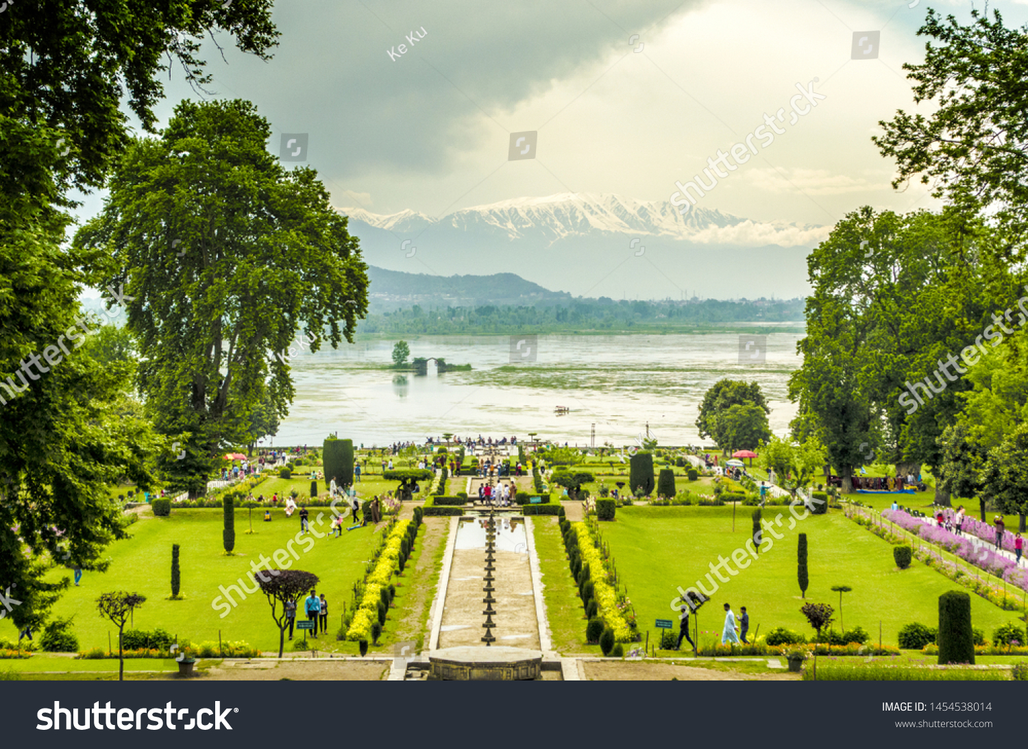 shalimar gardens kashmir