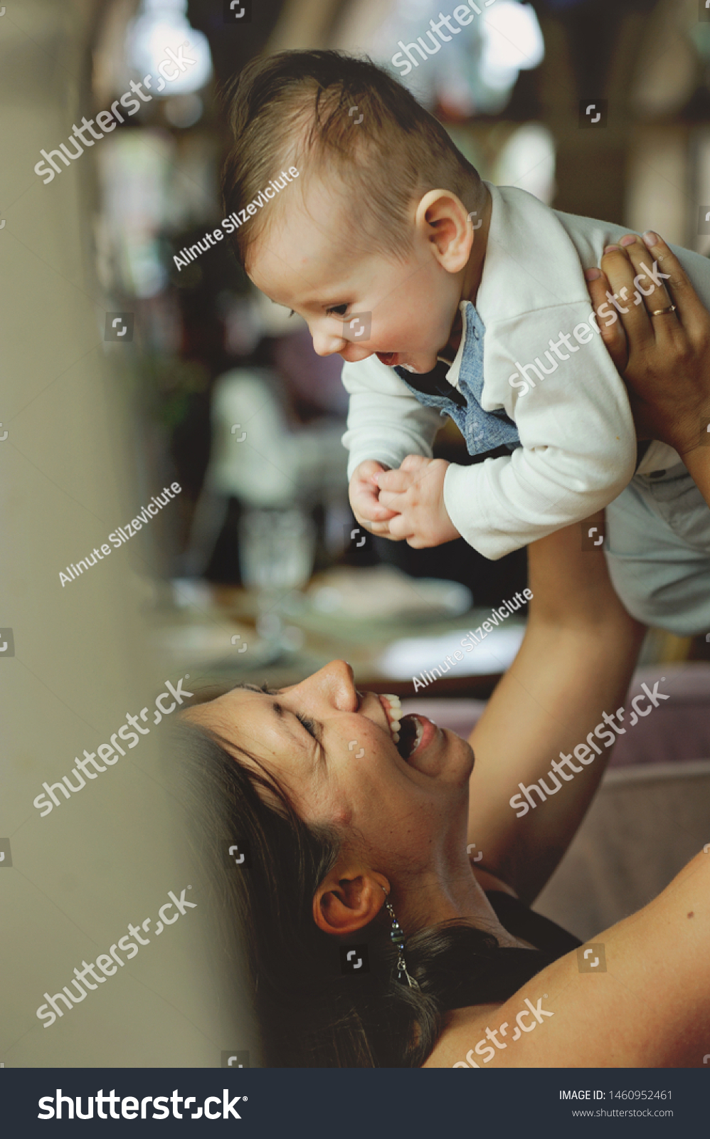 1 Familly happy cafe 이미지, 스톡 사진 및 벡터 | Shutterstock
