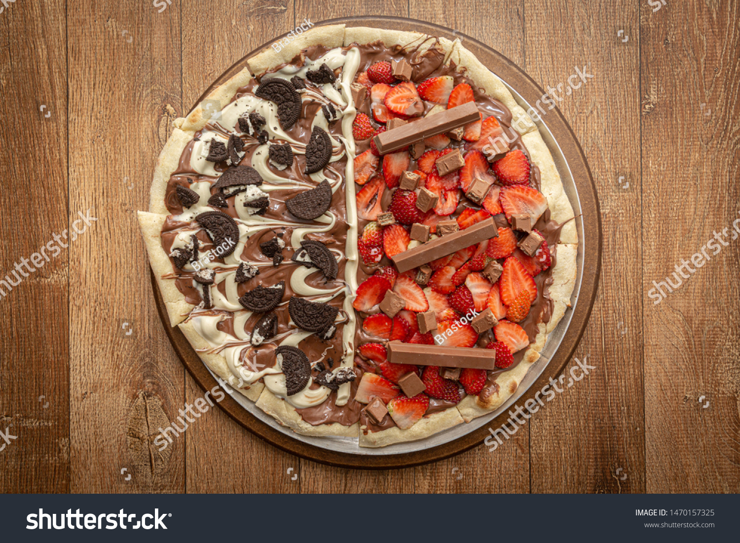Сладкая пицца с клубникой и шоколадом