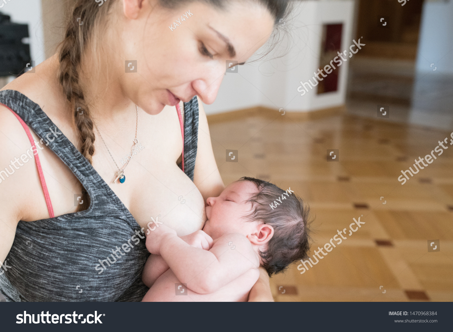 кормящие мамы трогают грудь фото 93