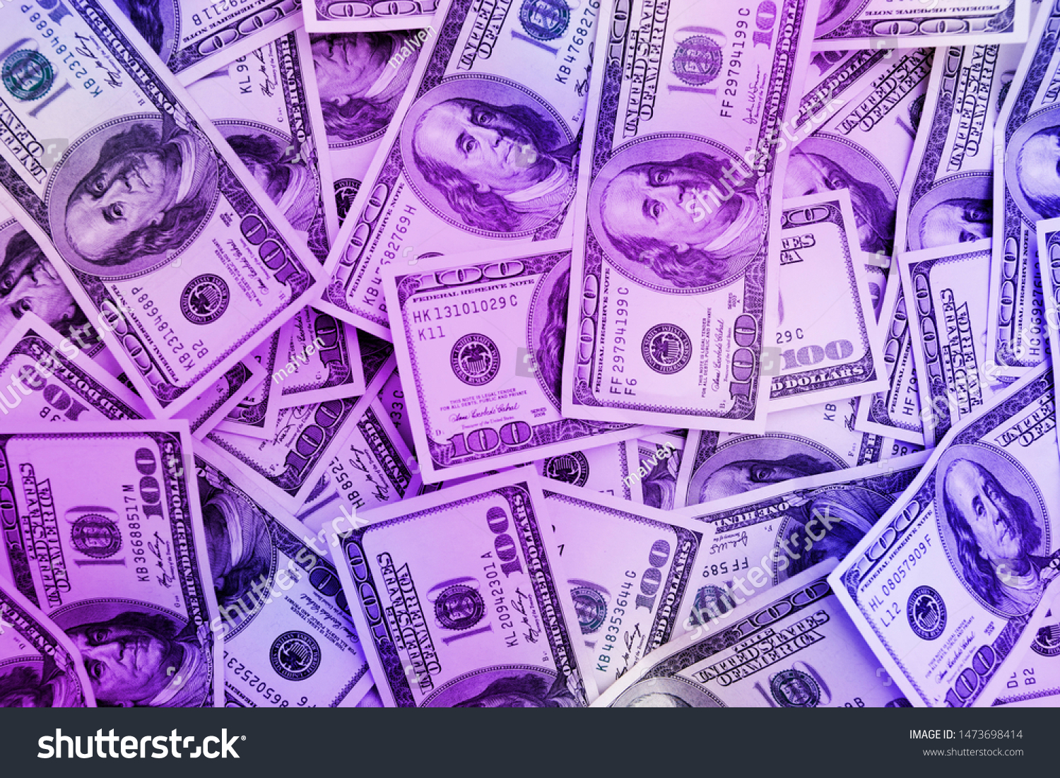 Деньги на фиолетовом фоне