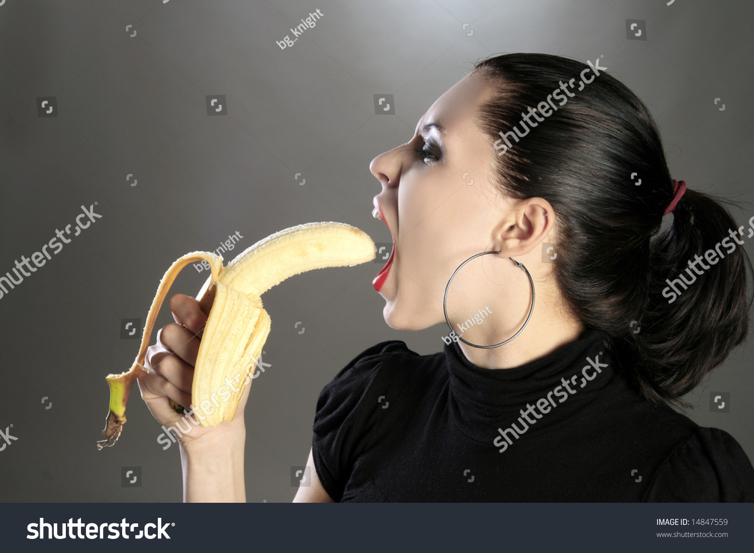 Женщина с большим бананом