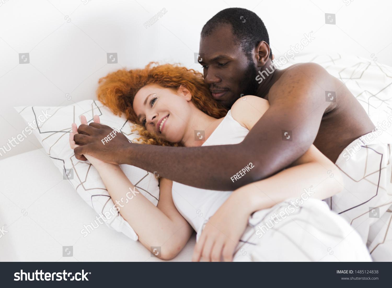 негр и женщина в постели (120) фото