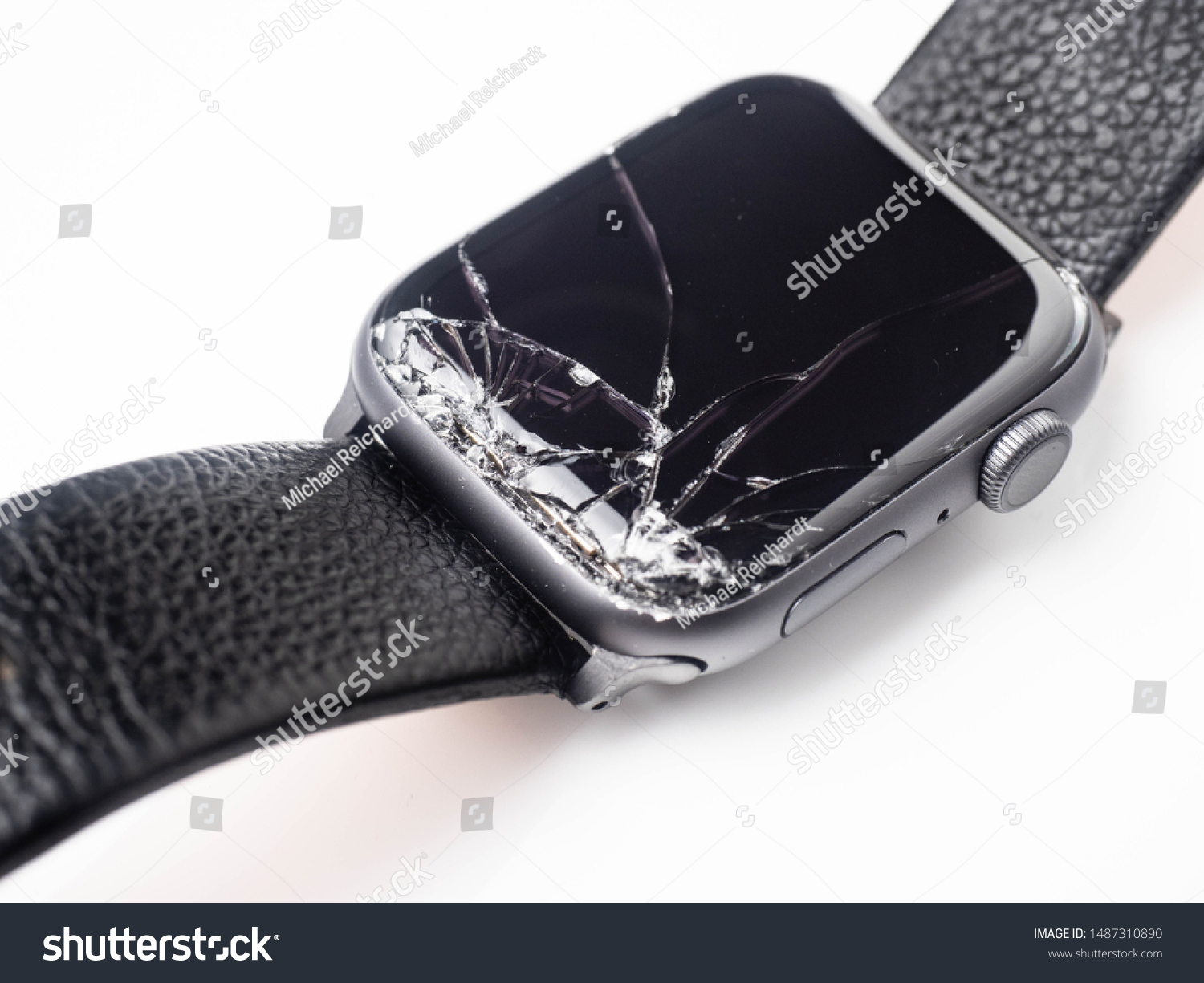 К чему разбить наручные часы. Разбитые наручные часы. Треснутые наручные часы. Broken Wristwatch.