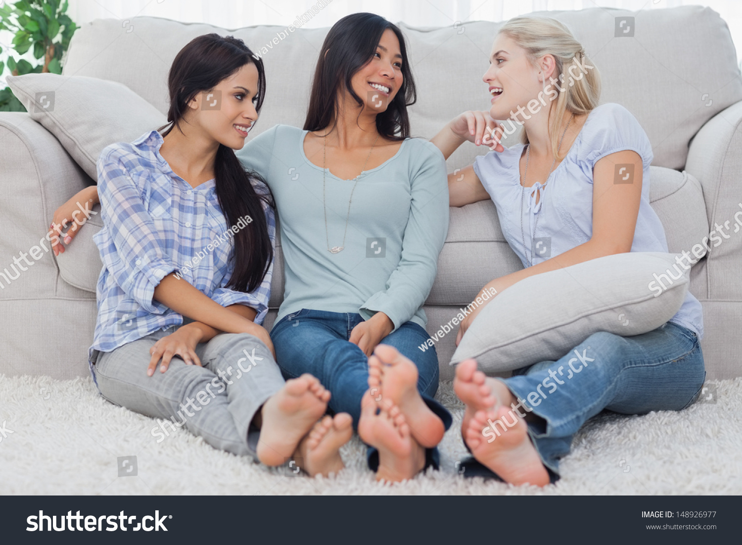 Подруги на диване
