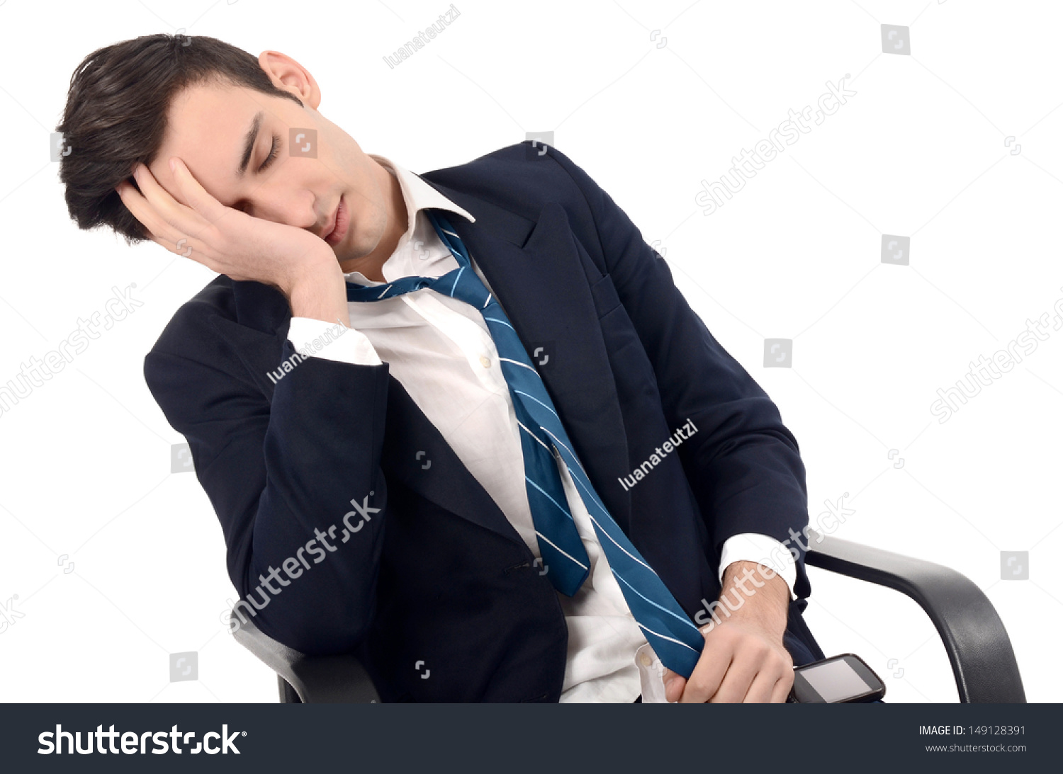 Человек спит на стуле