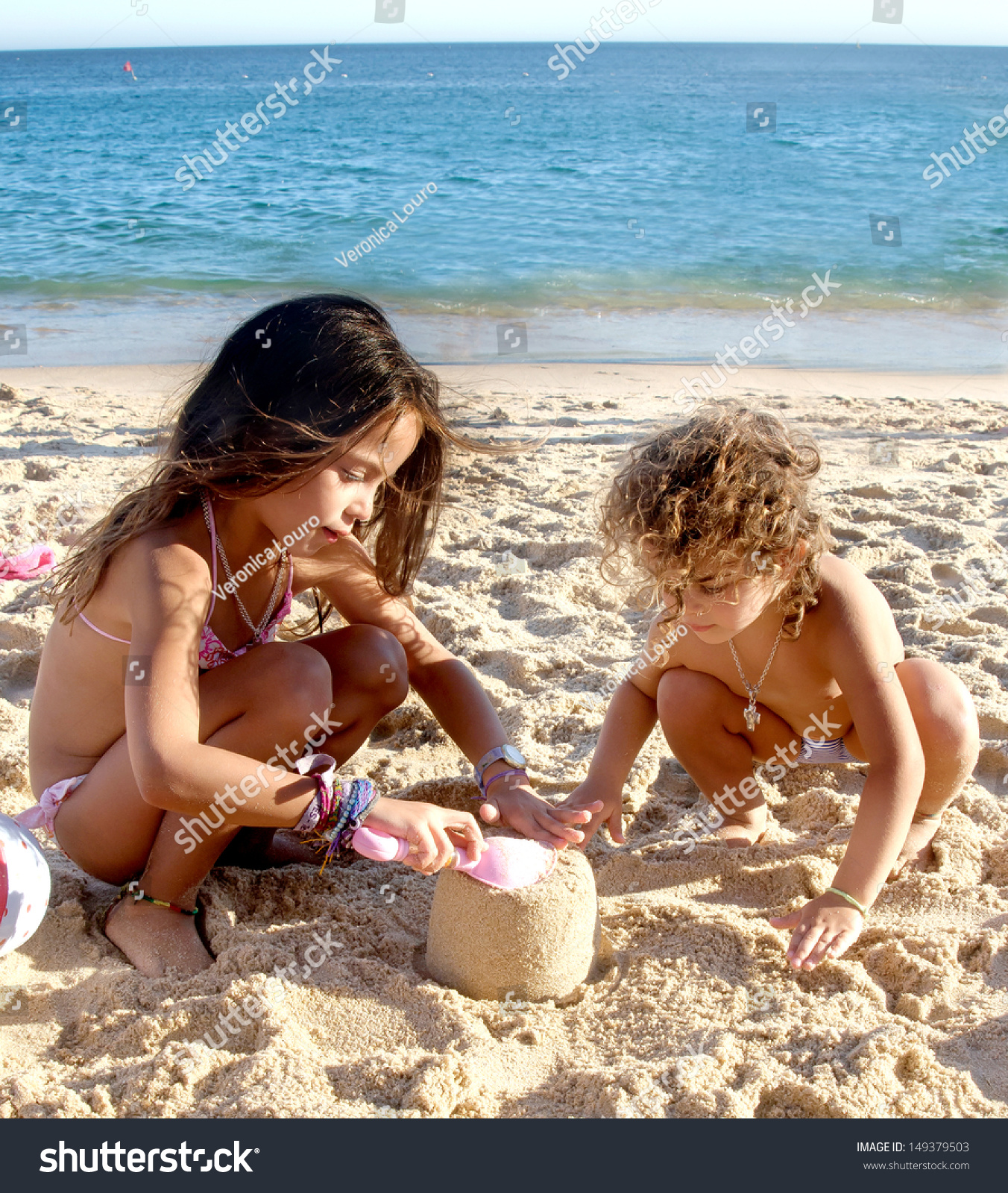 Kleines Mädchen macht Urlaub am Strand 