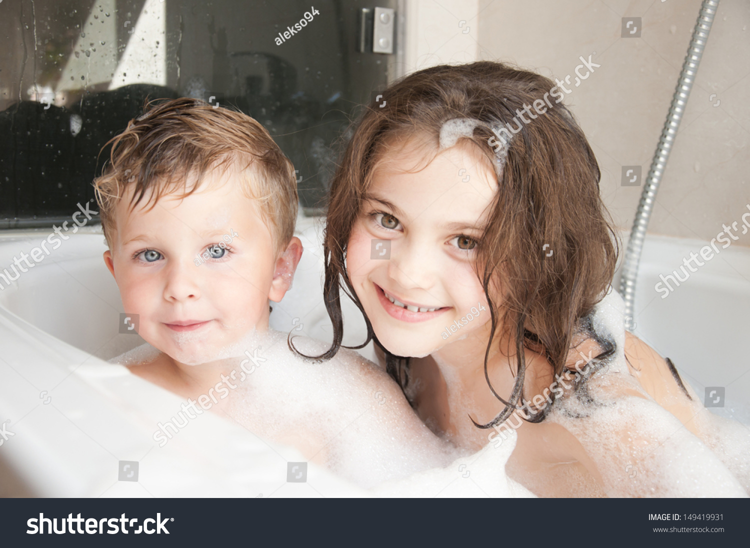 Сестра помогла в душе. Сестренка в ванной. Девочка с братом в ванной. Сестра в ванне. Сестренки в ванне.