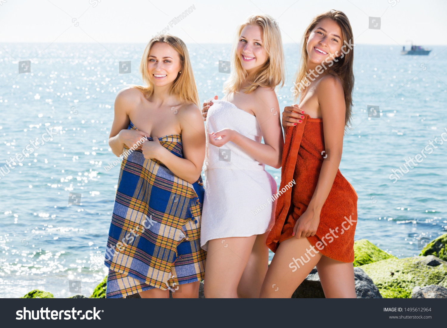 Three Young Beauty Girls Towels Standing Stockfoto 1495612964 Shutterstock.