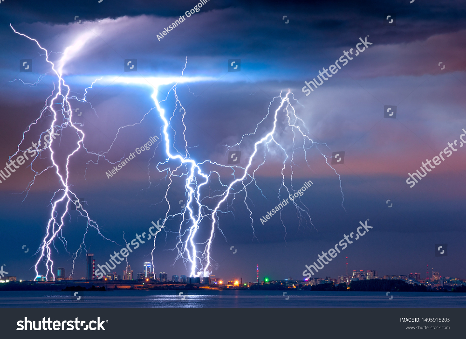 Strong Thunderstorm Lightning Over City Stock Photo 1495915205 ...