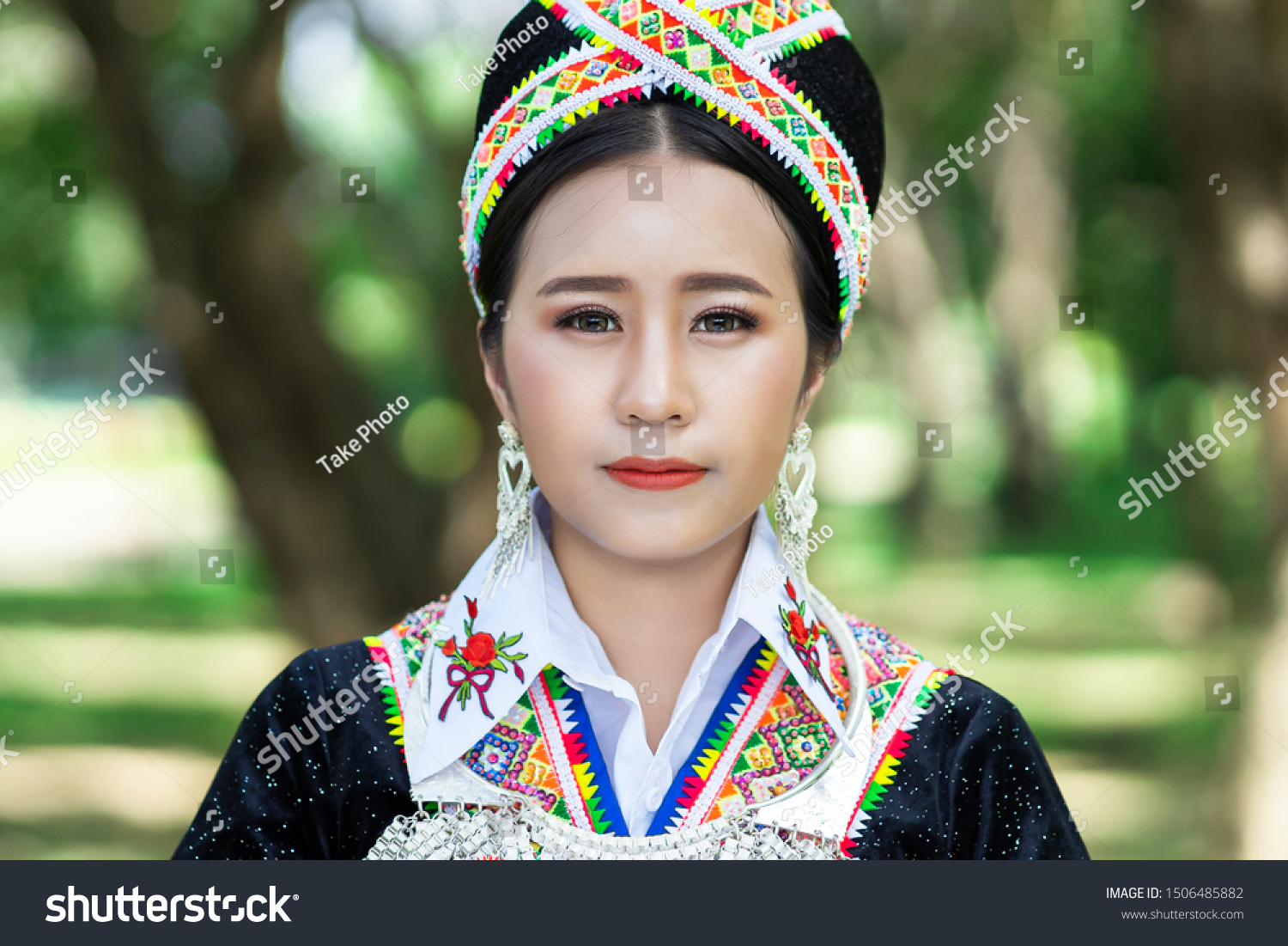 14 086 Hmong Costumes Gambar Foto Stok And Vektor Shutterstock