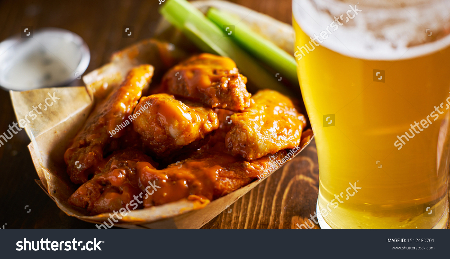 Стоковая фотография 1512480701: Beer Hot Buffalo Chicken Wings Tray Shutter...