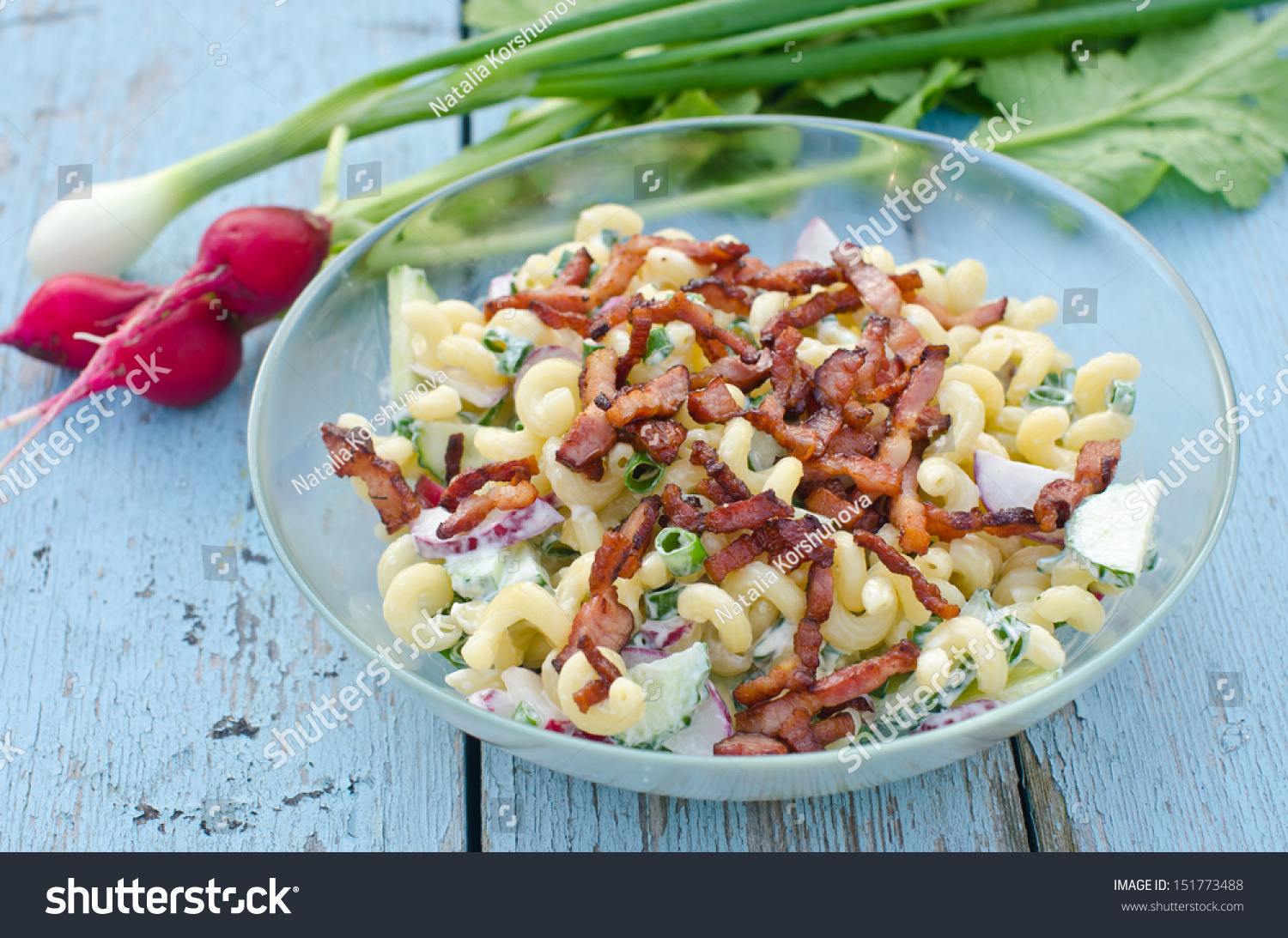 Салат с макаронами. Салат из макарон. Салат с пастой. Макаронный салат. Салат с макаронами и курицей.