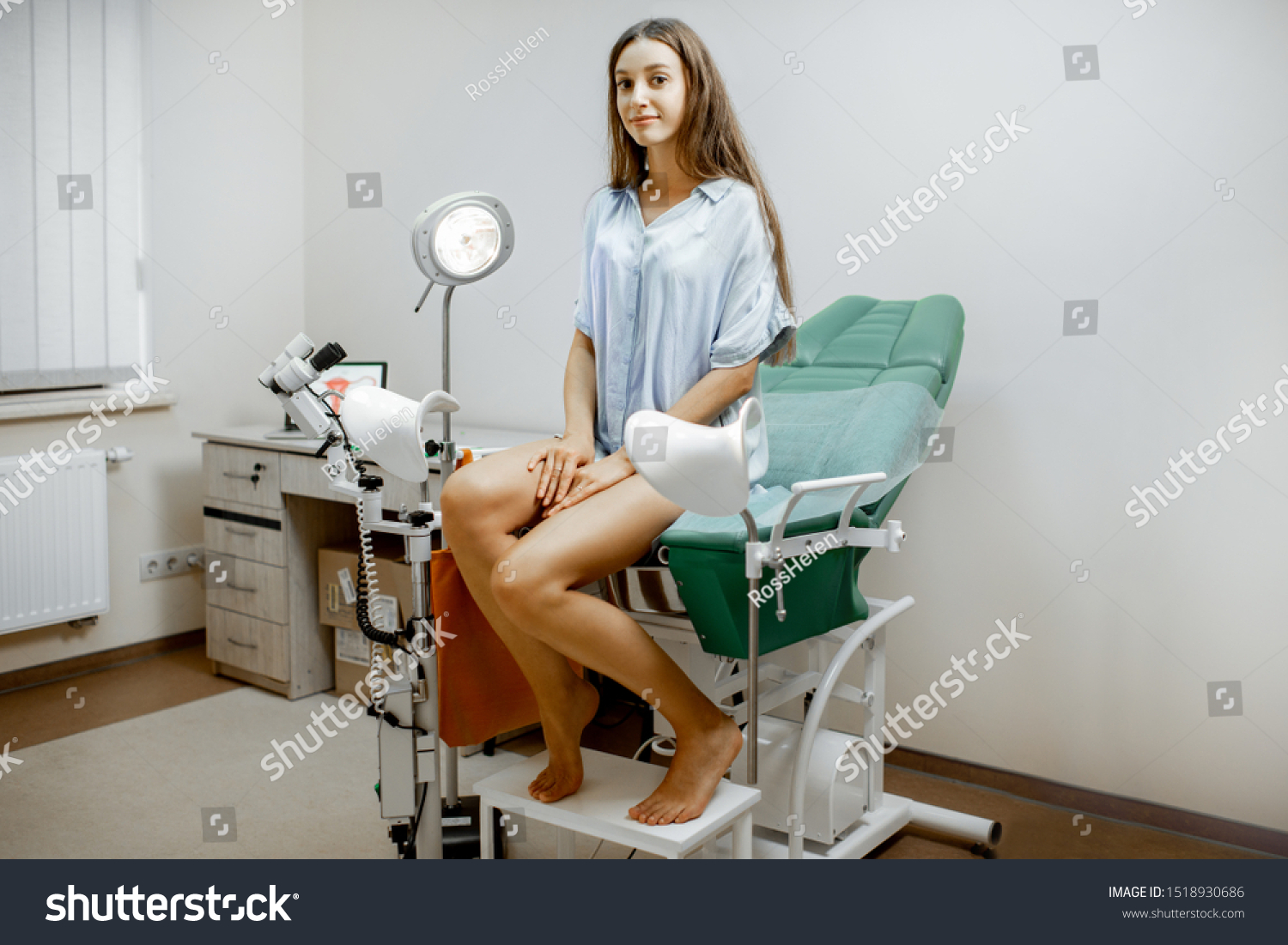 Samo's hungry pussy gets examined at a gynecological clinic 