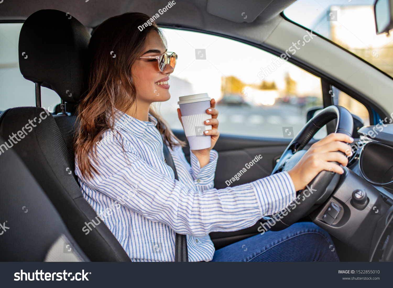 фото кофе в машине с девушкой