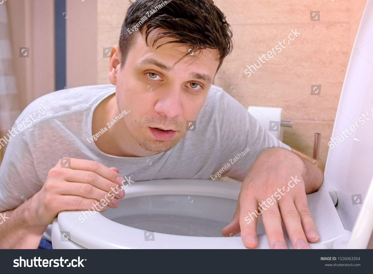 photo-de-stock-un-homme-vomit-dans-les-toilettes-1526063354-shutterstock