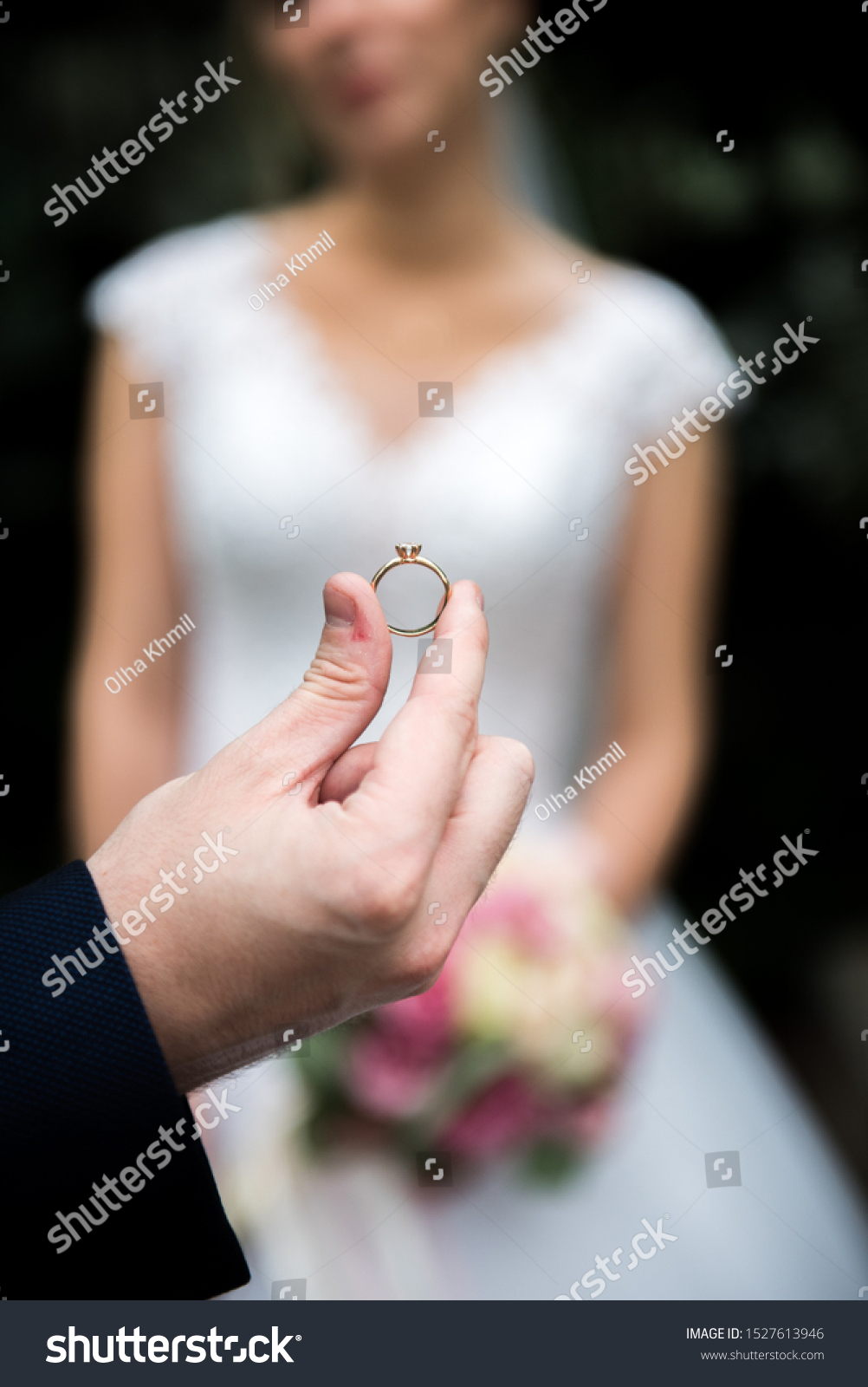 Gold Wedding Ring Bride Stock Photo 1527613946 | Shutterstock