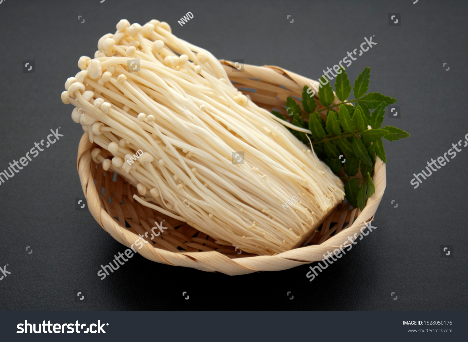 Грибы эноки вкусные. Корейские грибы Эноки. Эноки Юкигая. Эноки, энокитаке. Грибы Эноки (энокитаке).