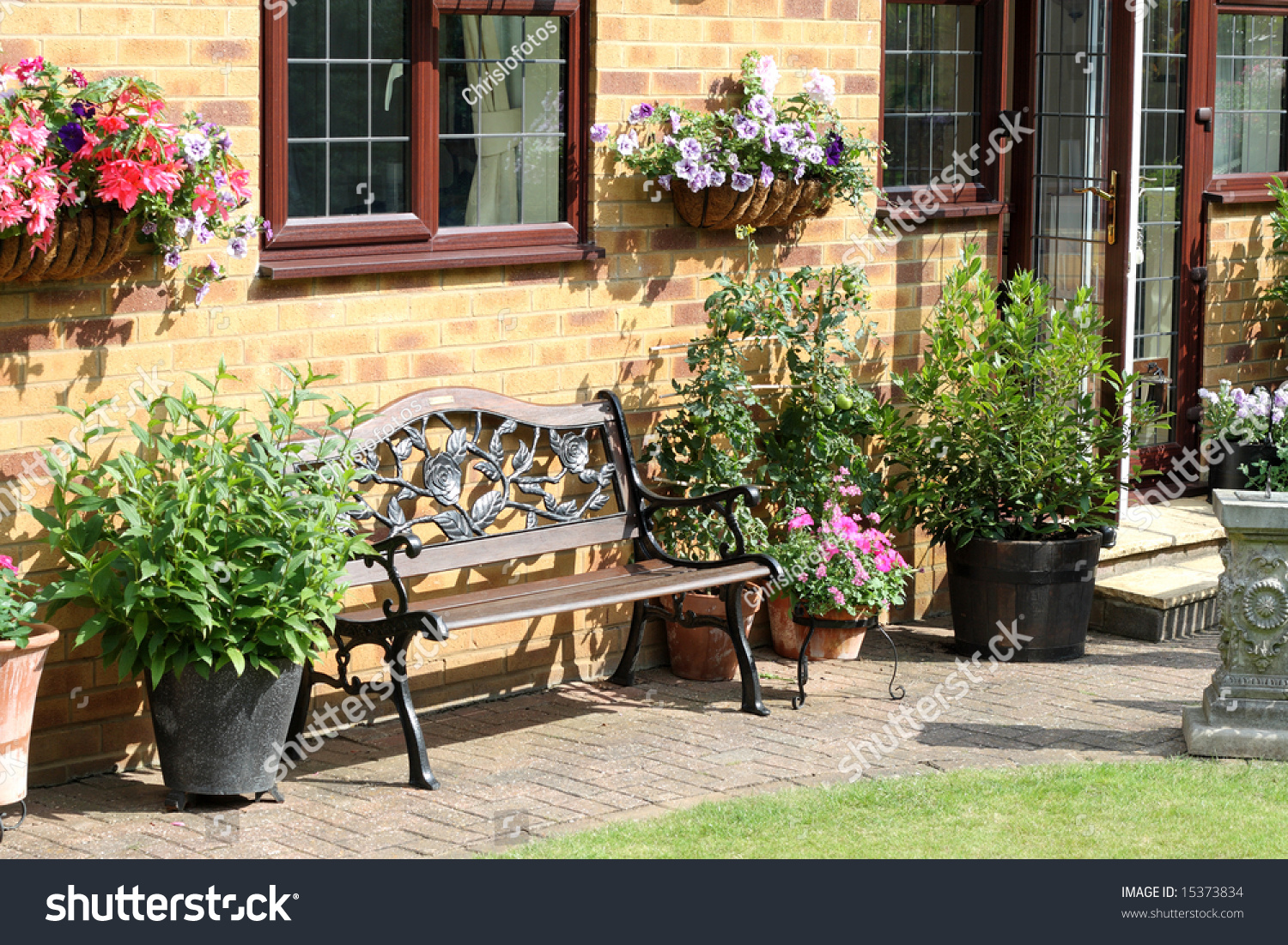скамейка для дома во дворе