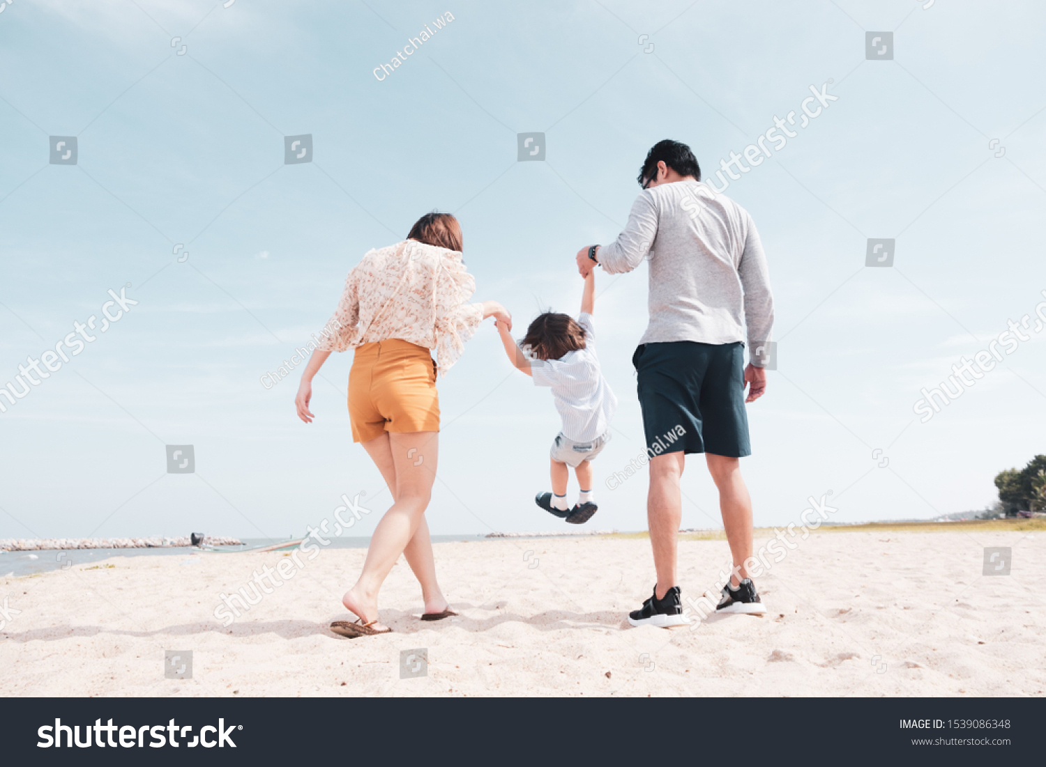 Back View Asian Happy Family Cute Stock Photo 1539086348 | Shutterstock