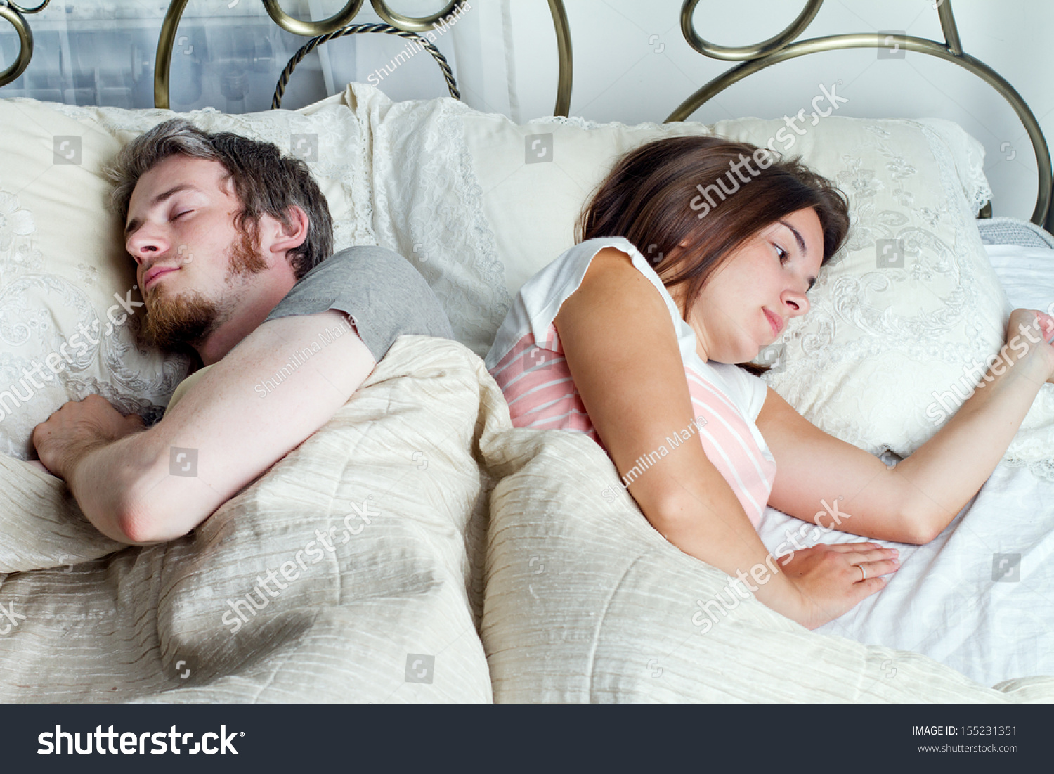 Муж и жена лежат в кровати