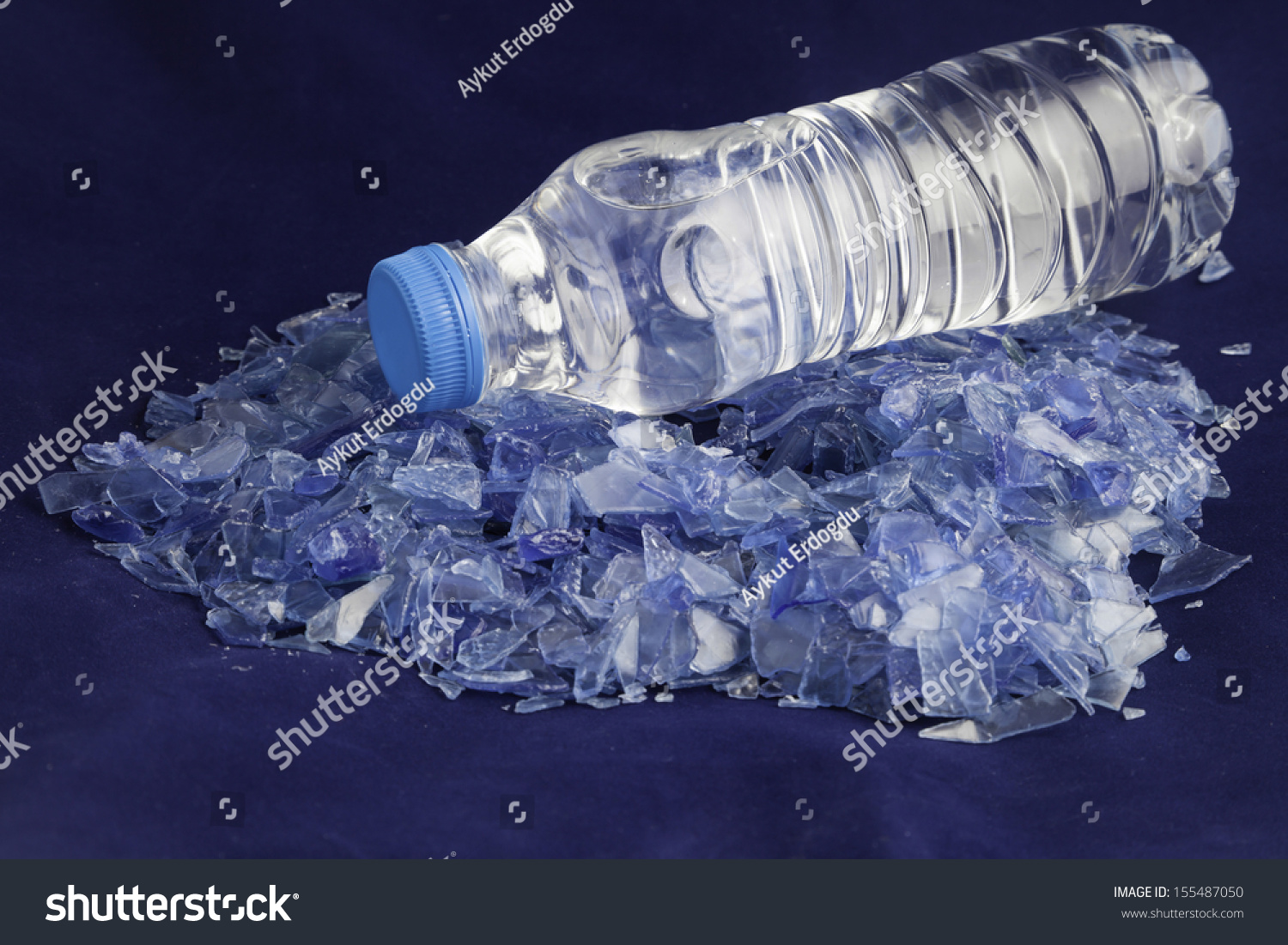 Пэт телефон. Бутылки из переработанного пластика. Гранулы из пластиковых бутылок. Гранул из баклажки. ПЭТ флакон recycle.