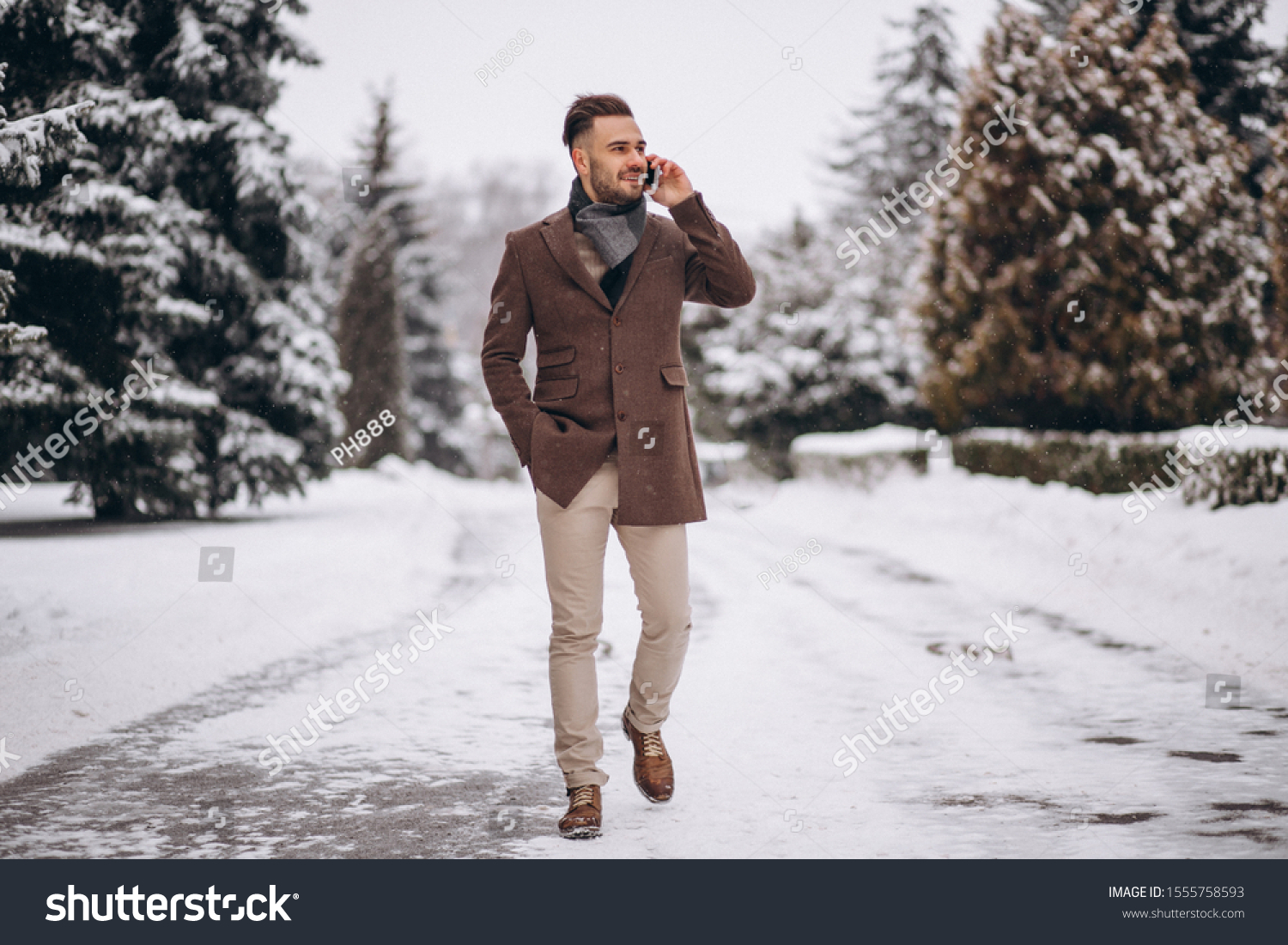 парень в парке зимой