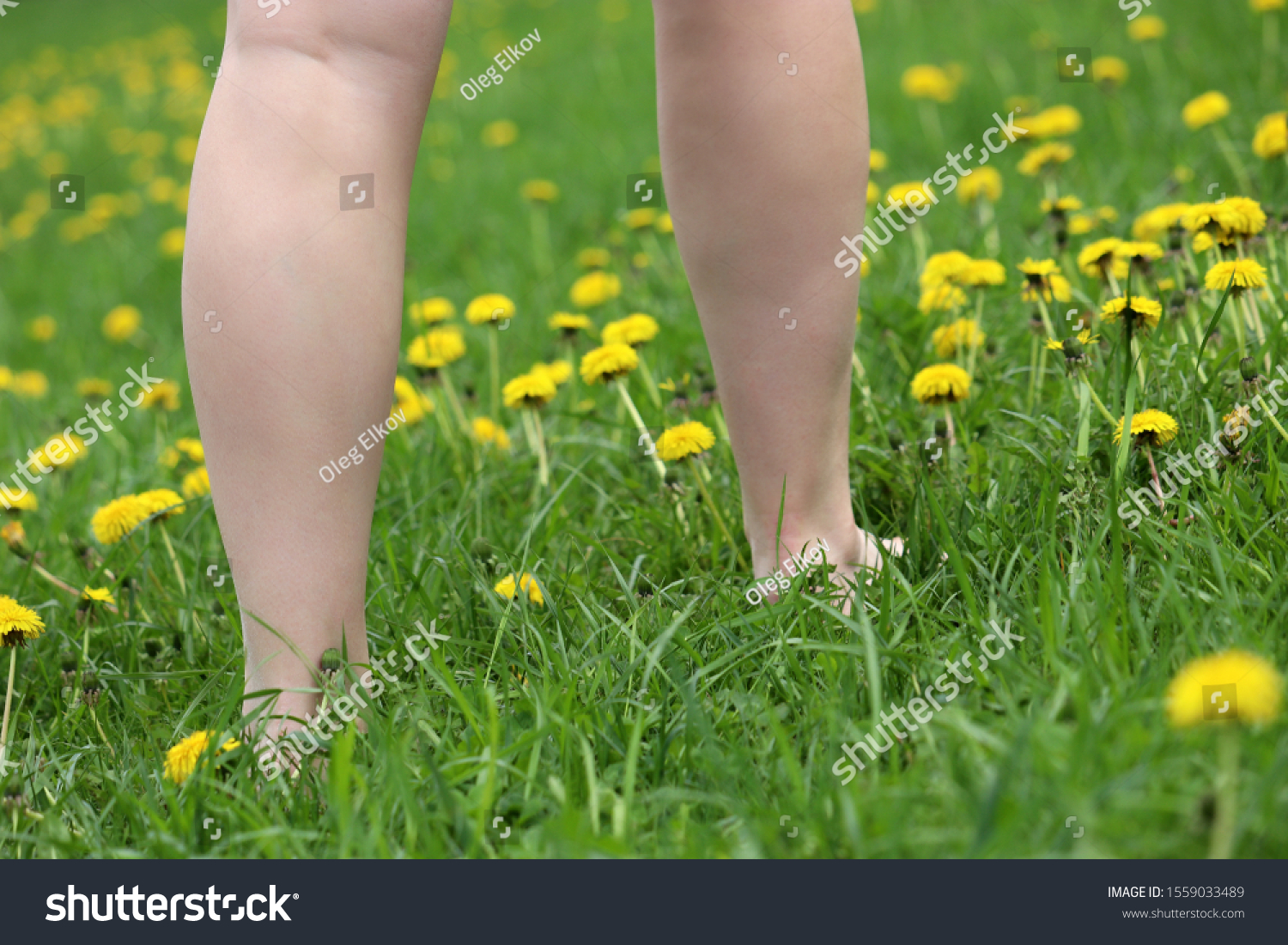 Naked Woman Walking On Green Meadow Foto Stock Shutterstock