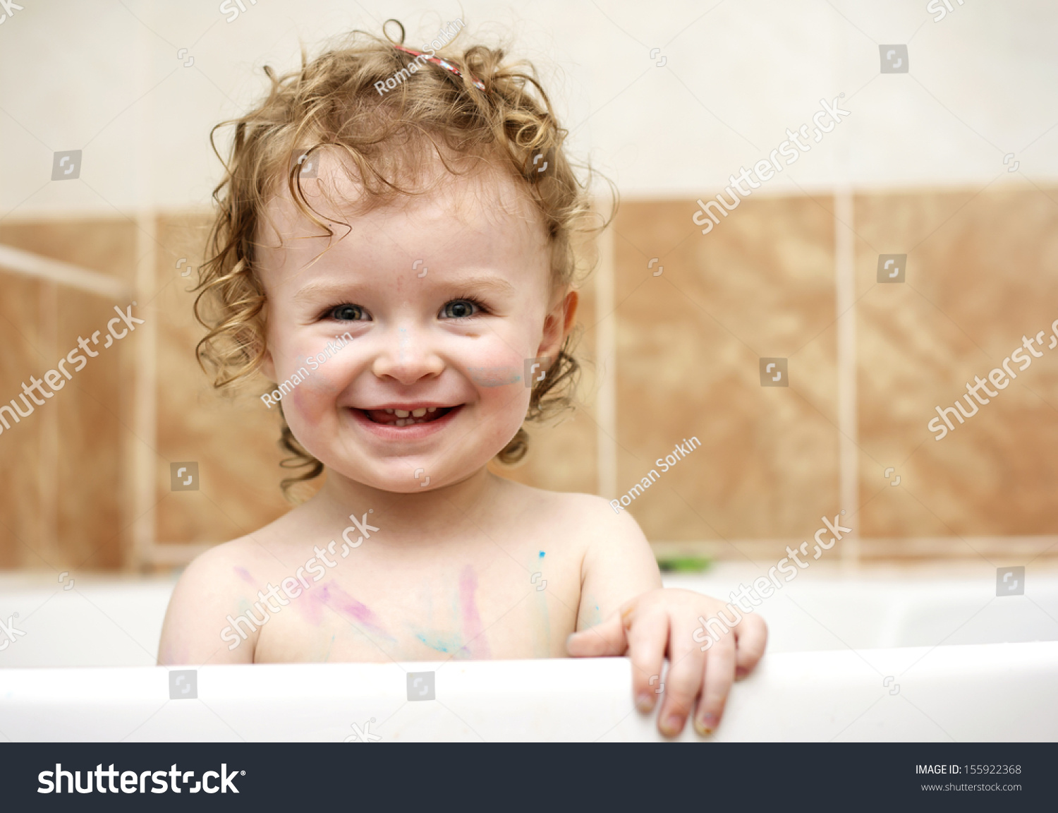 Детки в ванной между ног