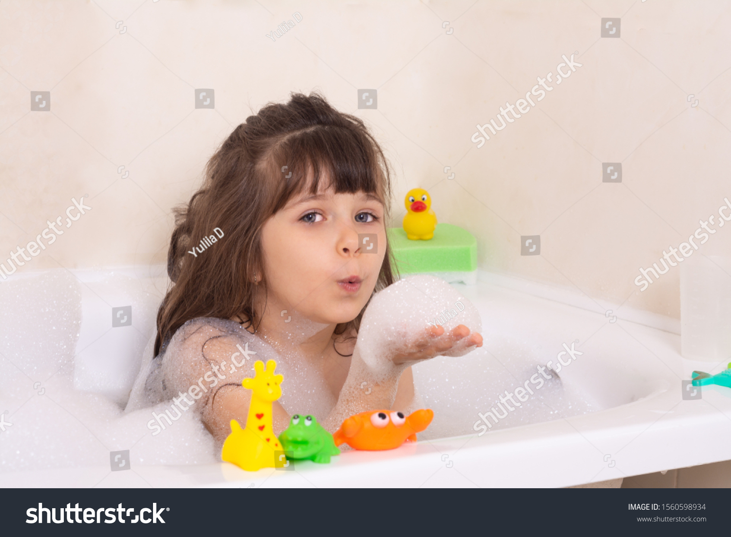 Маленькая девочка в ванной комнате