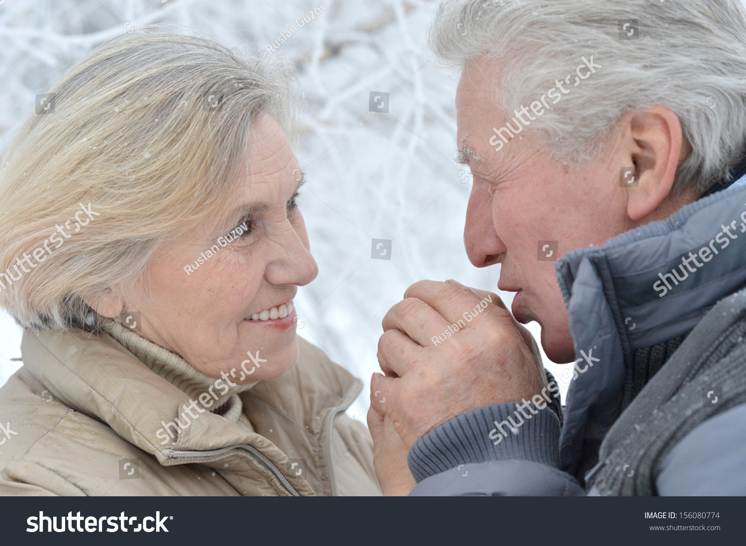 Пожилые люди зимой