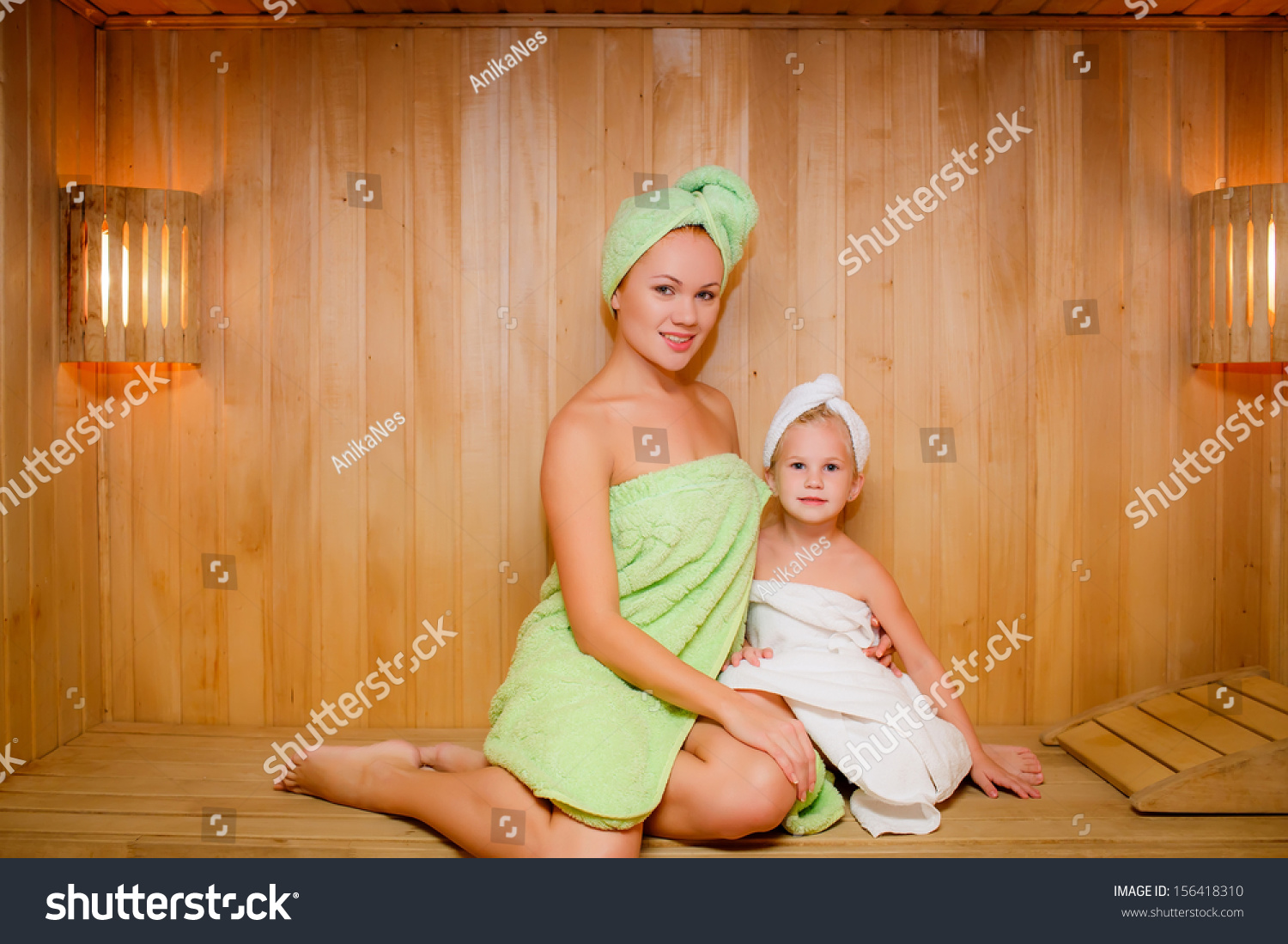 Мама с дочкой в парилке