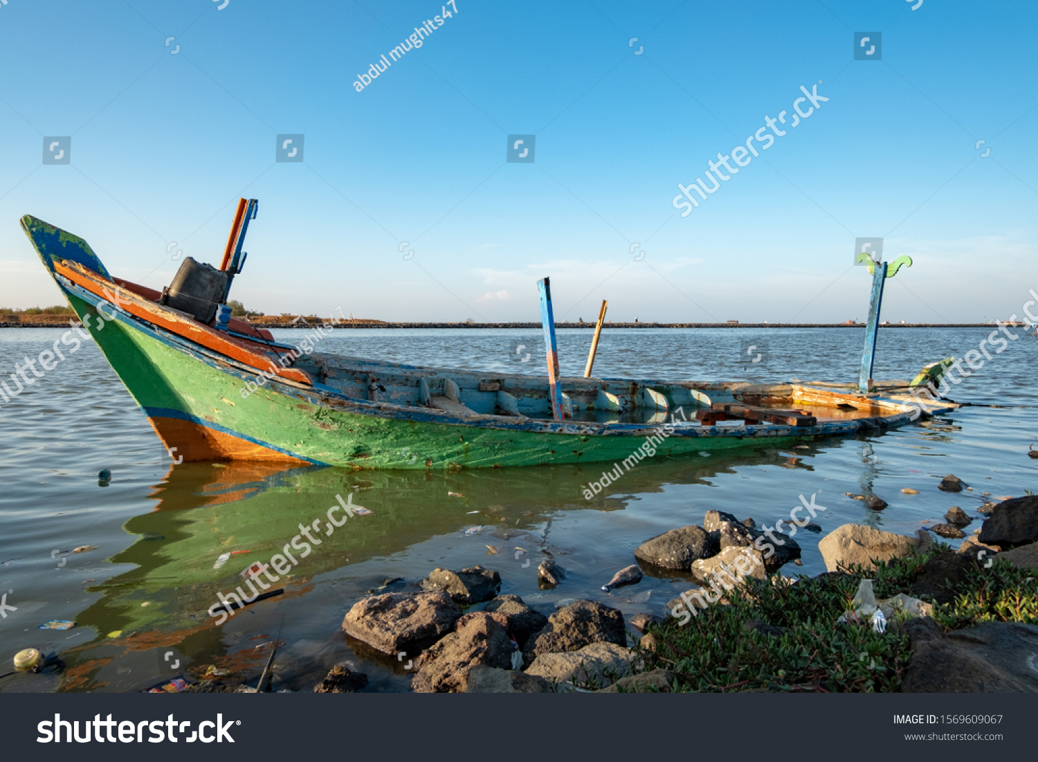 Shipwreck Sea Full Plastic Waste Kapal Stock Photo 1569609067 ...