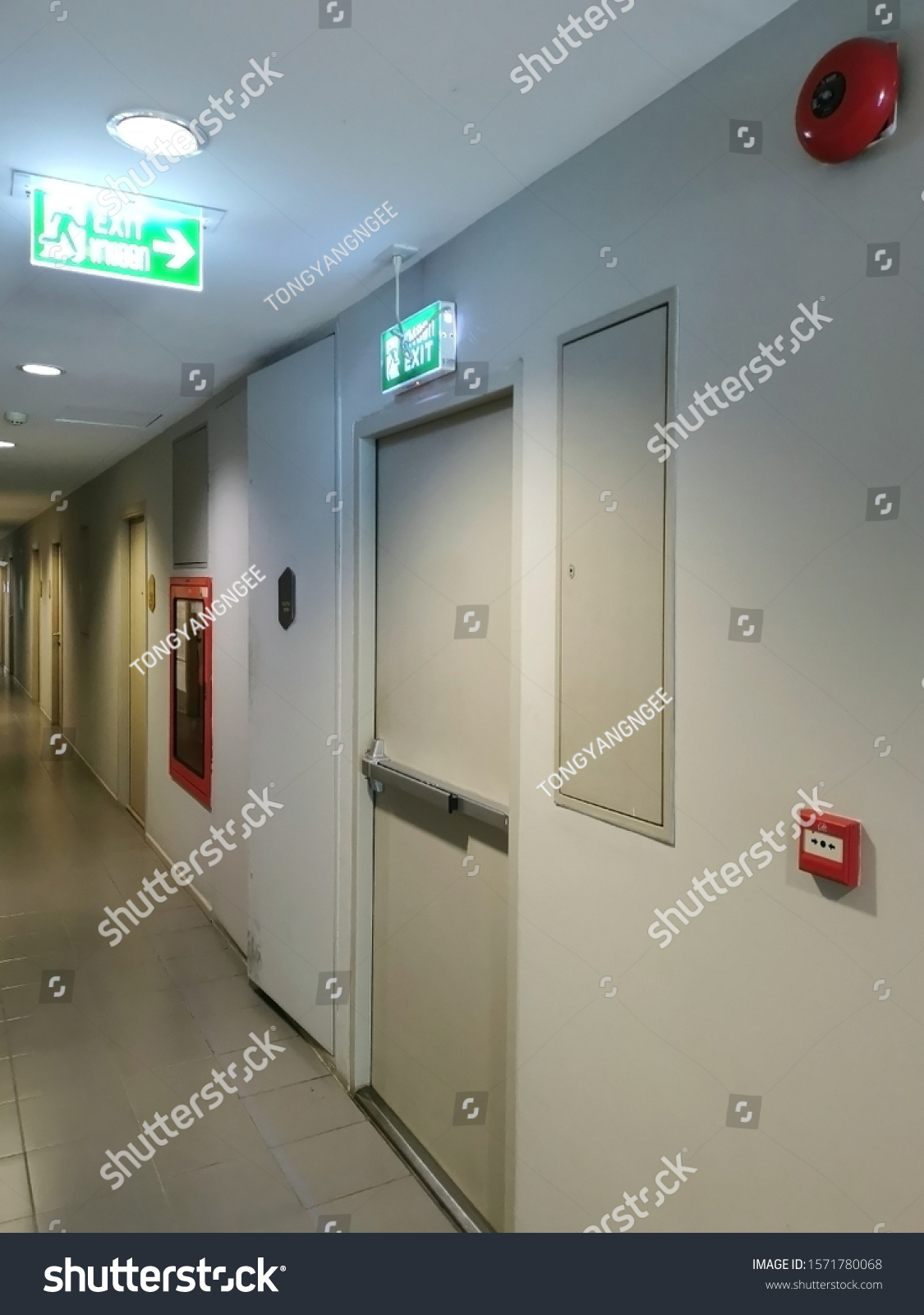 Building Emergency Exit Exit Sign Fire Stock Photo 1571780068 ...