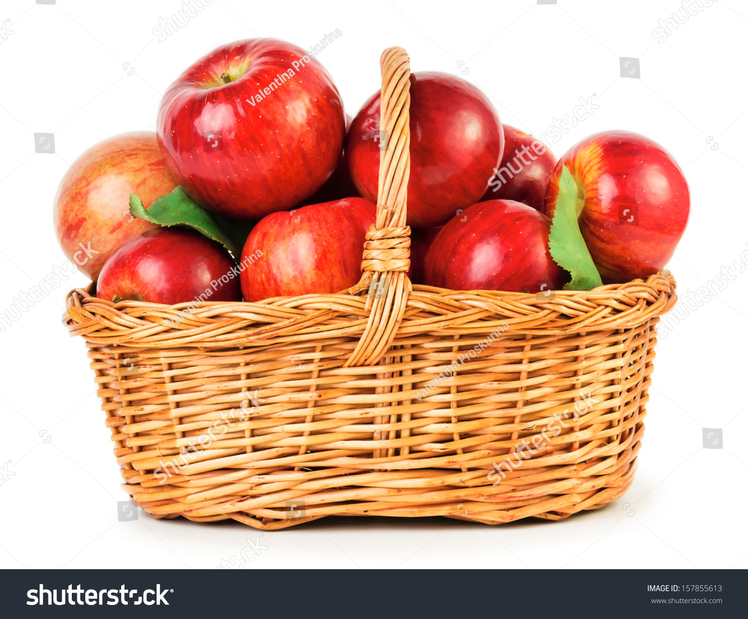 Яблоки лежат в корзине