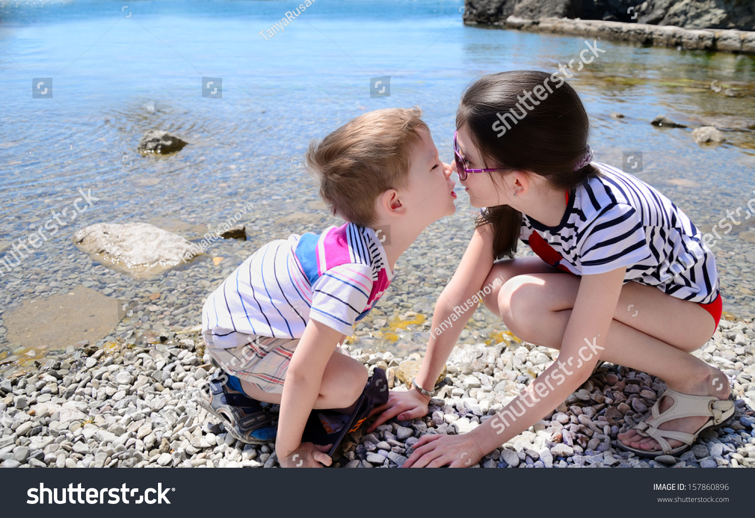 Лижет киску маленькой девочке. Сестрички на пляжу лет 10. Маленький мальчик и девочка занимаются. Брат и сестра целуются. Поцелуй в 10 лет.