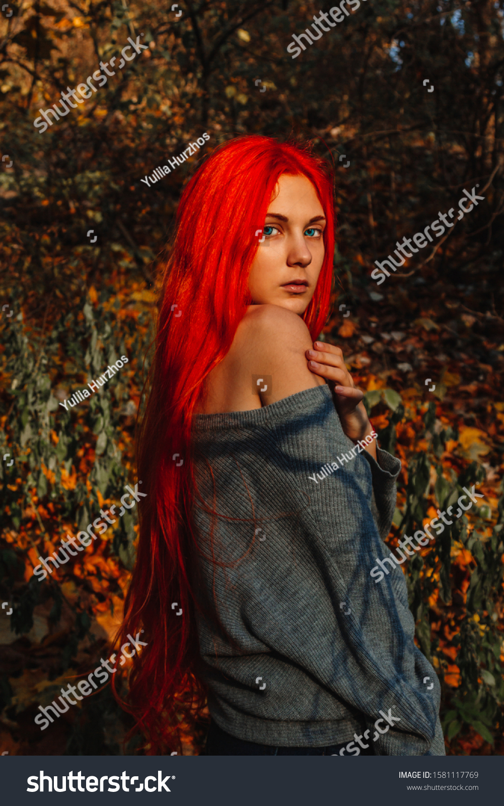 Sexy Beautiful Redhead Girl Long Strong Foto Stock 1581117769