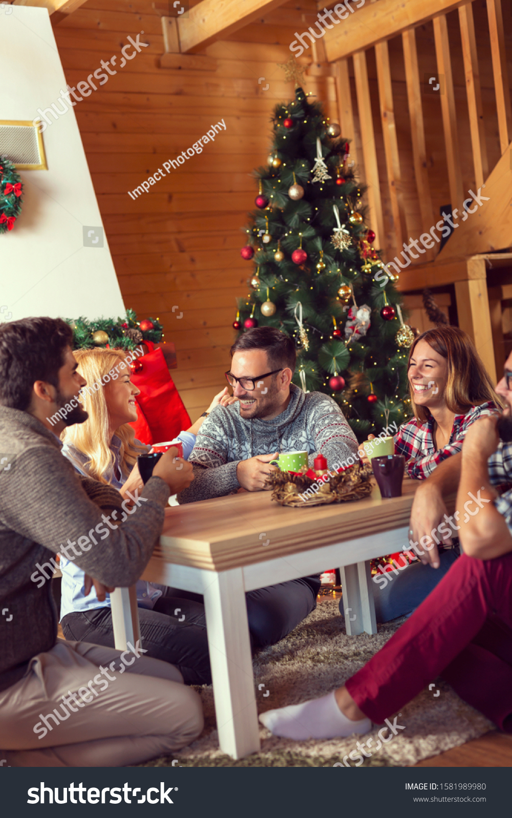 Group Friends Sitting On Living Room库存照片1581989980 | Shutterstock