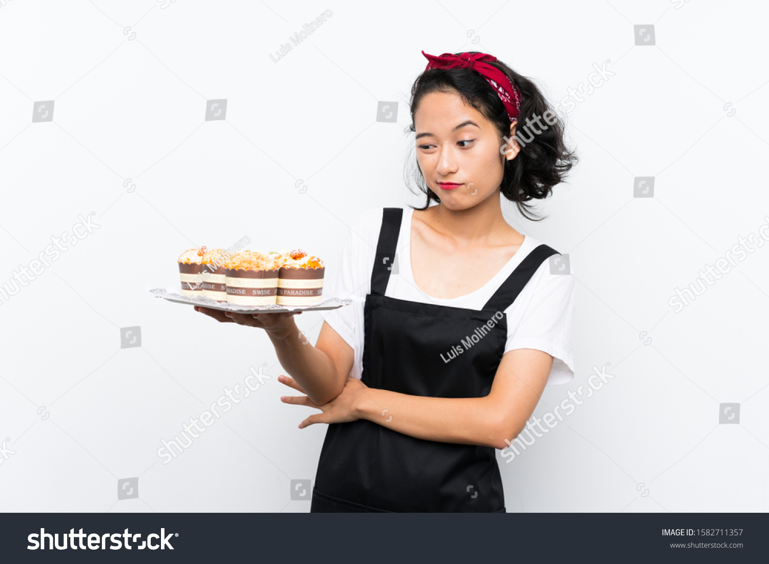 Девушка держит торт