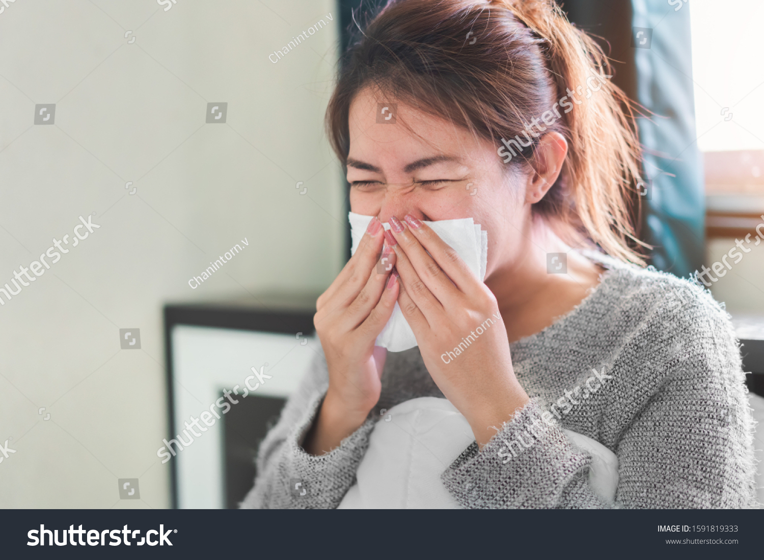 街でくしゃみを感じ 仮面をかぶる女性写真素材 Shutterstock