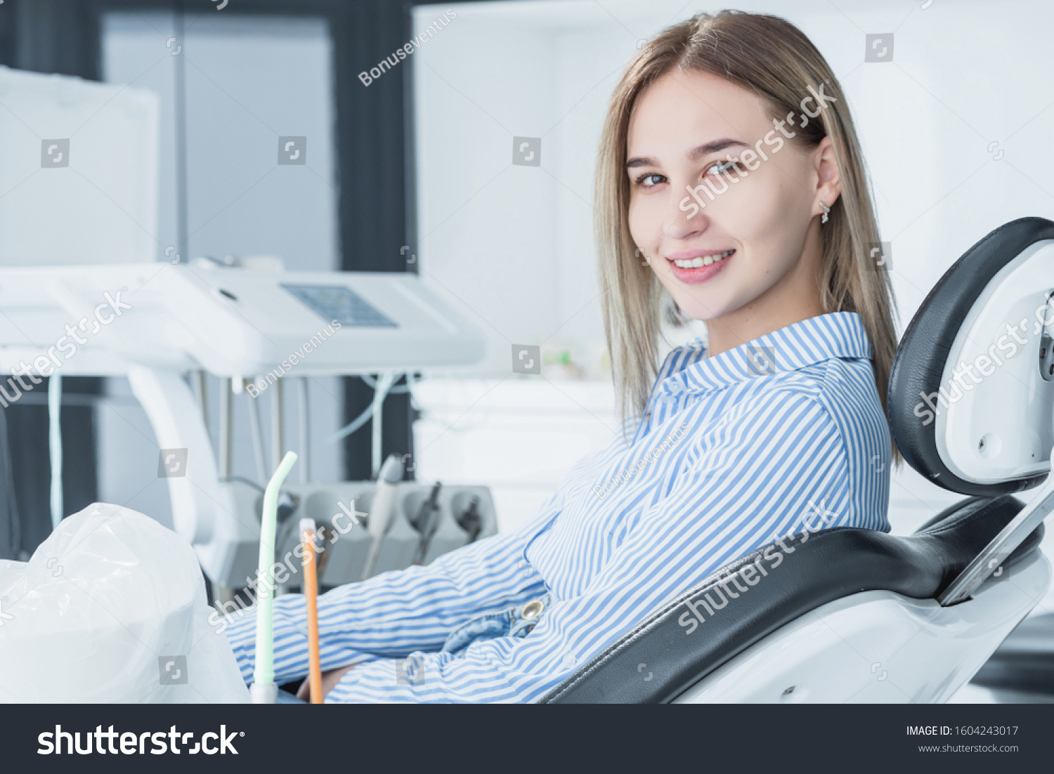 Девушка в стоматологическом кресле