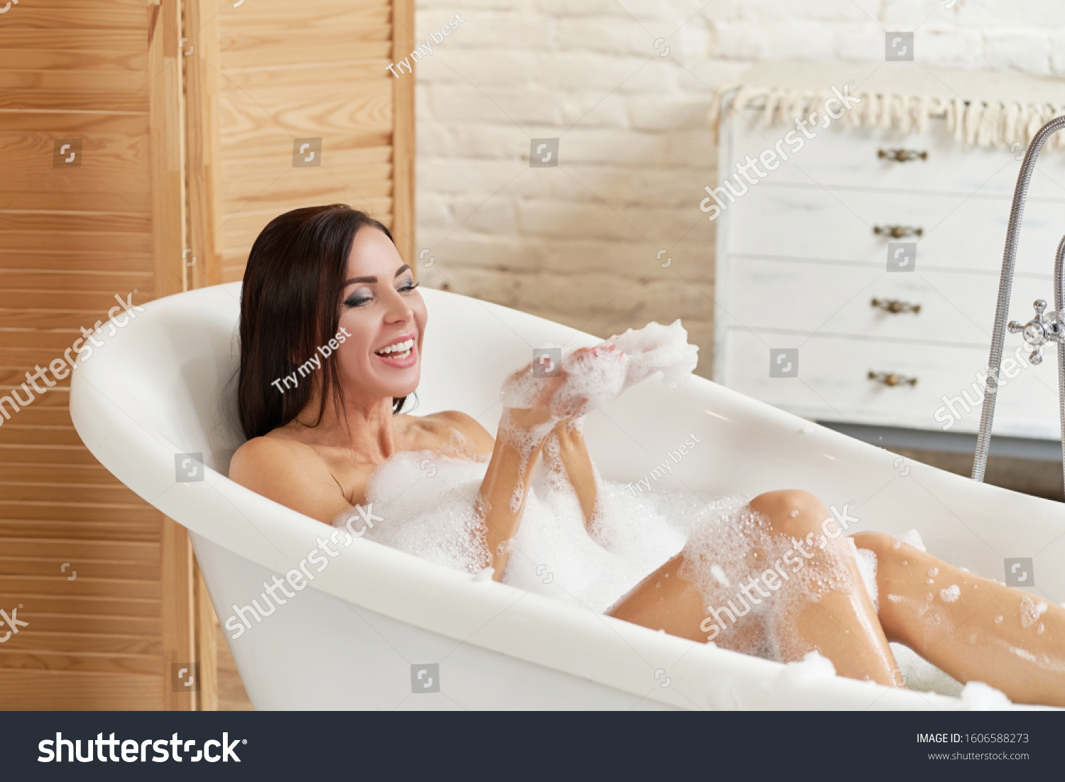 Девушка с жемчужной в ванной