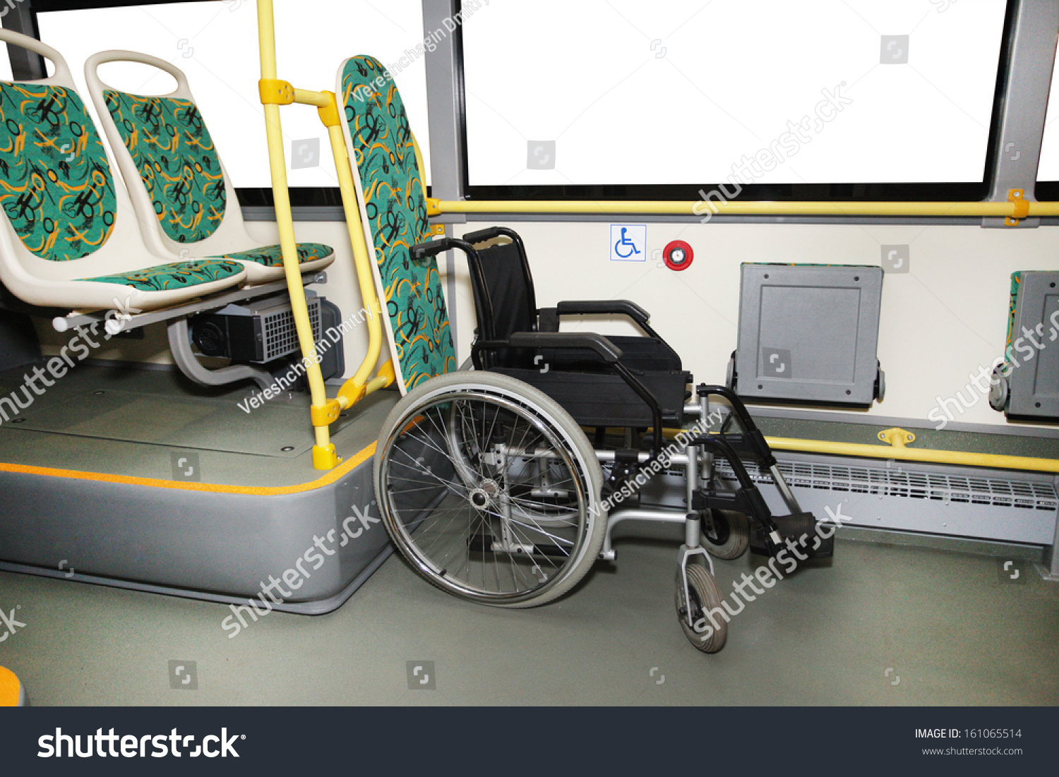 Место для инвалидной коляски в автобусе