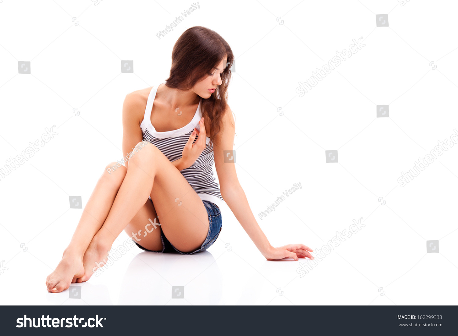 Девушка сидит на полу