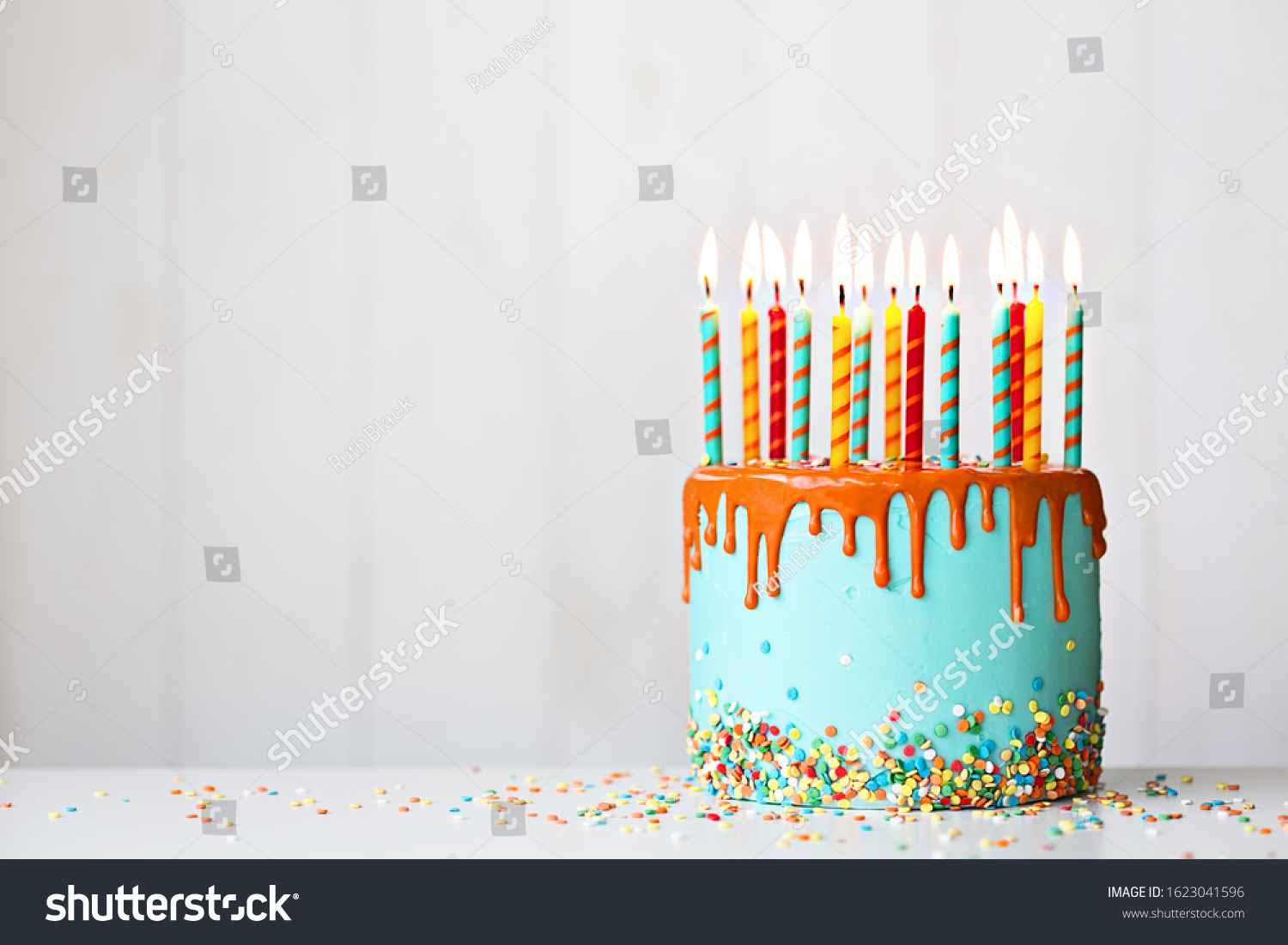 2,260 Birthday Cake Lots Of Candles Images, Stock Photos & Vectors