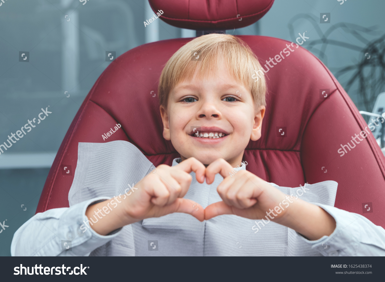 Ребёнок улыбается в стоматологическом кресле