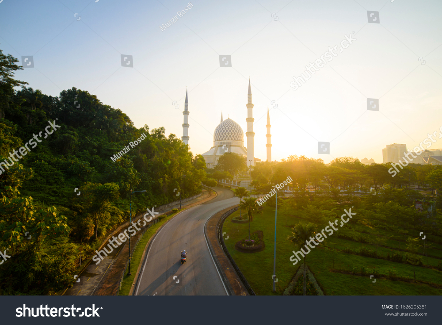 Sultan Salahuddin Abdul Aziz Shah Mosque Stock Photo 1626205381 